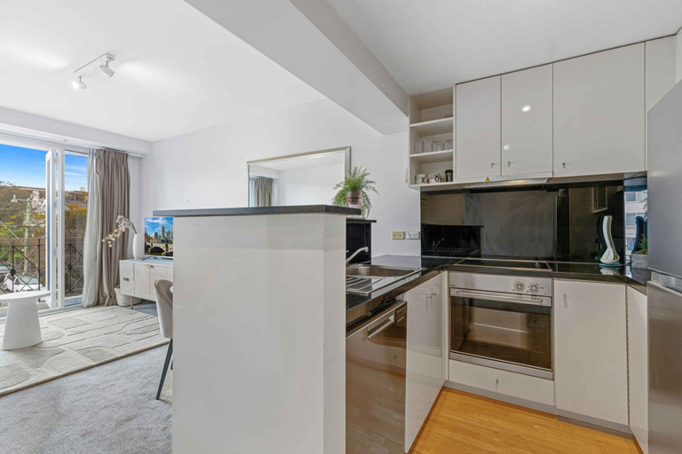 Private kitchen, Lovely Boutique 1-bed Unit With Gym & Pool, Melbourne