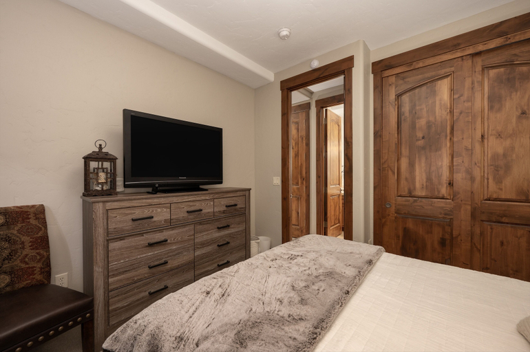 Bedroom 3, Iron Horse Manor 4 Bedroom Home, Grand