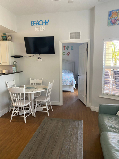 Room 4, Beachy Keen-steps to the Beach, Pinellas