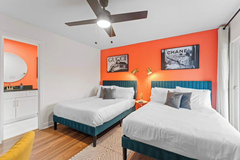Room 2, NRG Medcenter 2BD 2 5BA w Fencedyard King Bed, Houston