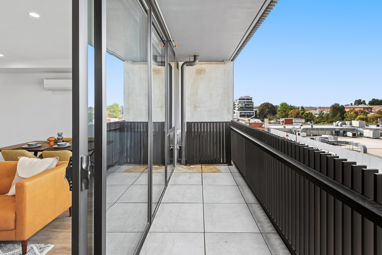 Balcony/terrace, Modern Apartment on Burgundy Precinct & Parklands, Melbourne