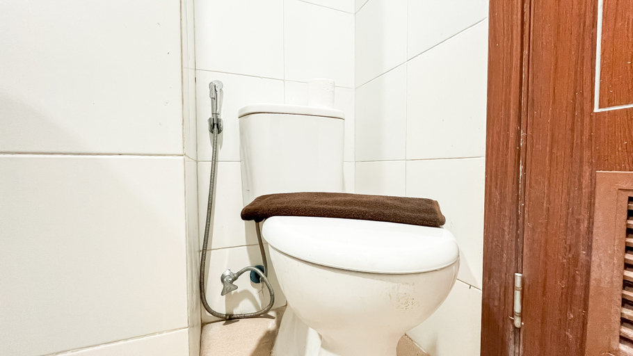 Bathroom 5, Cozy Stay 1BR at Vittoria Residence By Travelio, West Jakarta