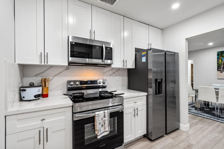 Room 5, Tropical Getaway Heated Pool Patio Retreat, Broward