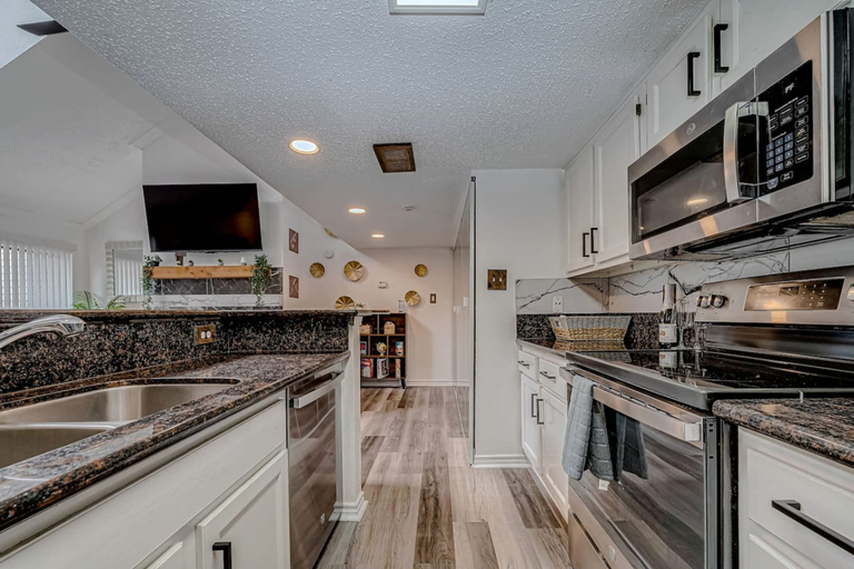 Private kitchen 4, Upscale 1BR Condo in Med Center, Houston