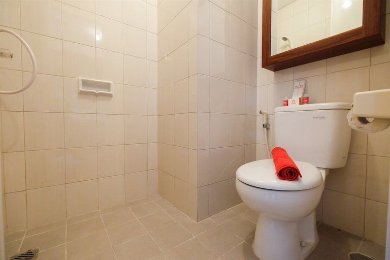 Bathroom 2, Simple Studio Signature Park Grande Apartment Near Mt Haryono, Jakarta Selatan