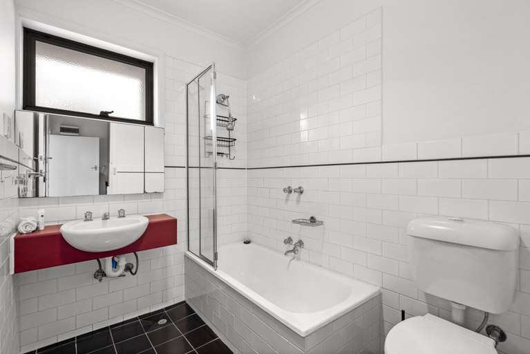 Bathroom 4, Cosy 1-bed Balcony Unit in Quiet Street by Shops, Melbourne