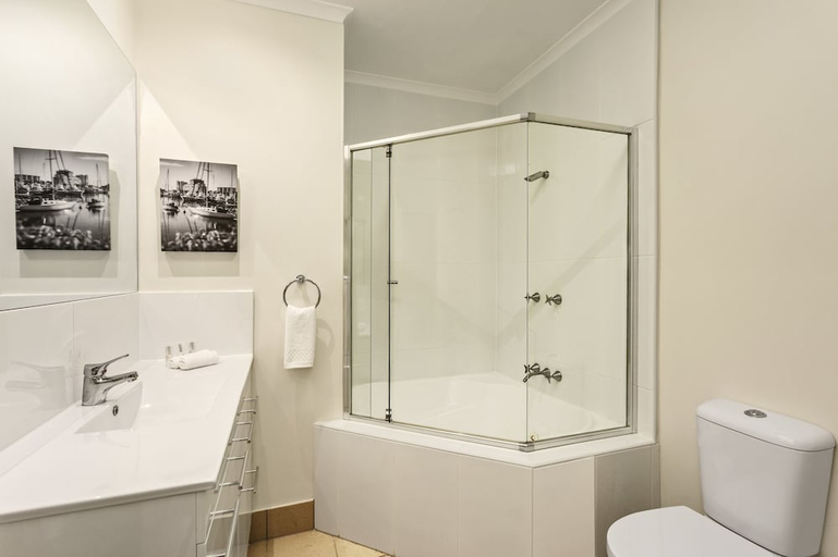 Bathroom 4, MainStay Suites Townsville, South Townsville