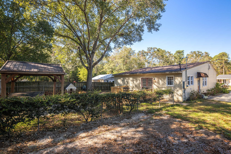Room 2, Hot Tub BBQ Retreat Spacious Backyard Pet-friendly, Aiken