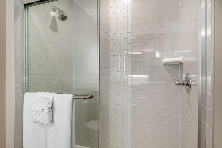 Bathroom 5, Best Western Plus Dartmouth Hotel & Suites, Halifax
