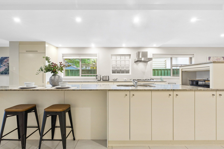 Private kitchen 2, Modern 3-bed With Pool & Water Views by Beach, Sydney