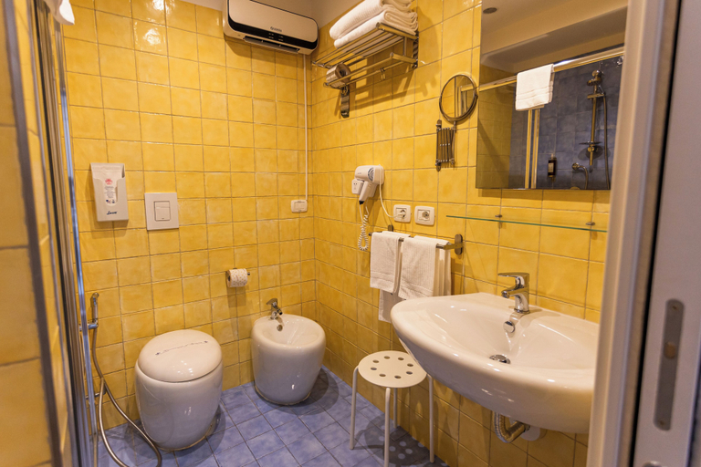 Bathroom 5, Relais del Principe, Napoli