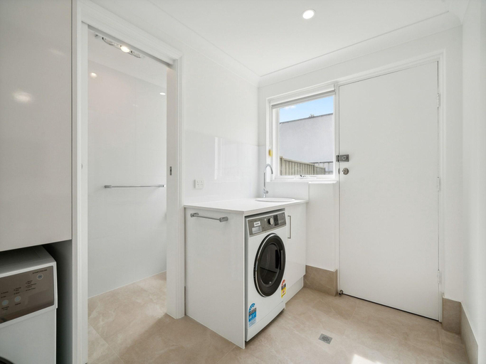 4, Coastal Luxury: 3-bed Townhouse 150m From Beach, Adelaide