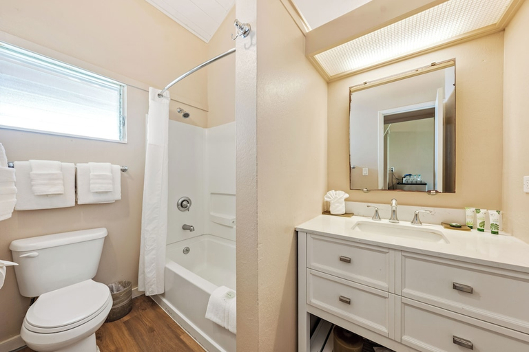 Bathroom 4, THE ISO HOTEL, Trademark Collection by Wyndham, Kauai