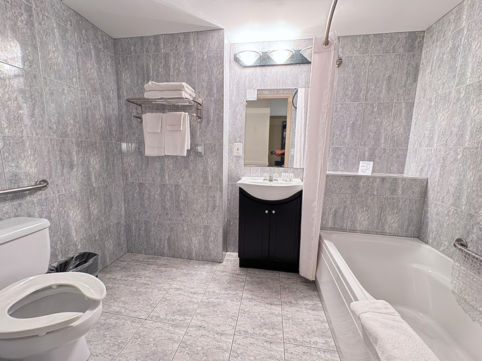 Bathroom 3, Super 8 by Wyndham Guelph, Wellington