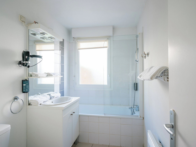 Bathroom 4, Séjours & Affaires Caen Le Clos Beaumois, Calvados