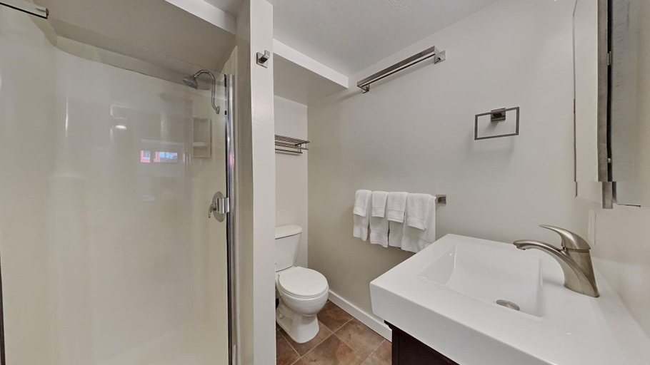 Bathroom 3, Slopeside Condo with Tree View, Mono