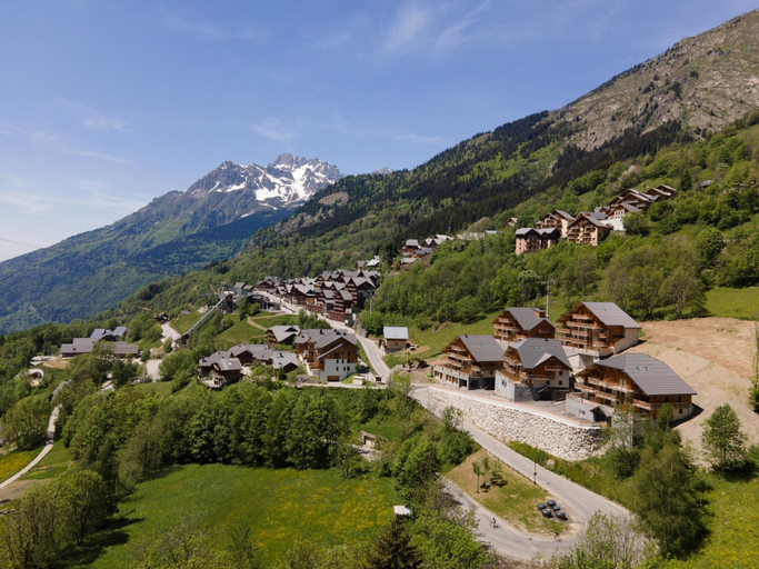 View from property 5, Chalet in Vaujany With Panoramic Mountain Views, Isère