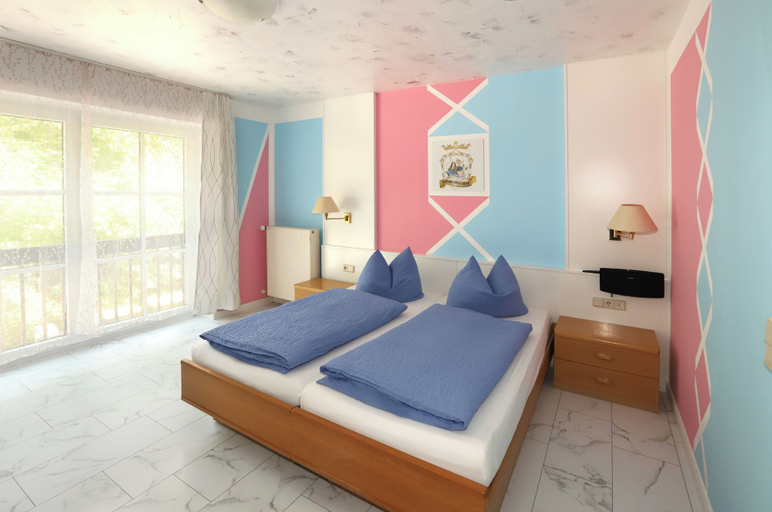 Room 4, Schlagerschloss Hotel, Hildburghausen