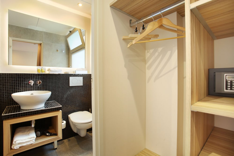 Bathroom 4, Hotel Auguste, Paris