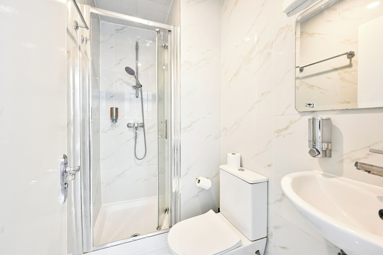 Bathroom 4, City London Hotel, London
