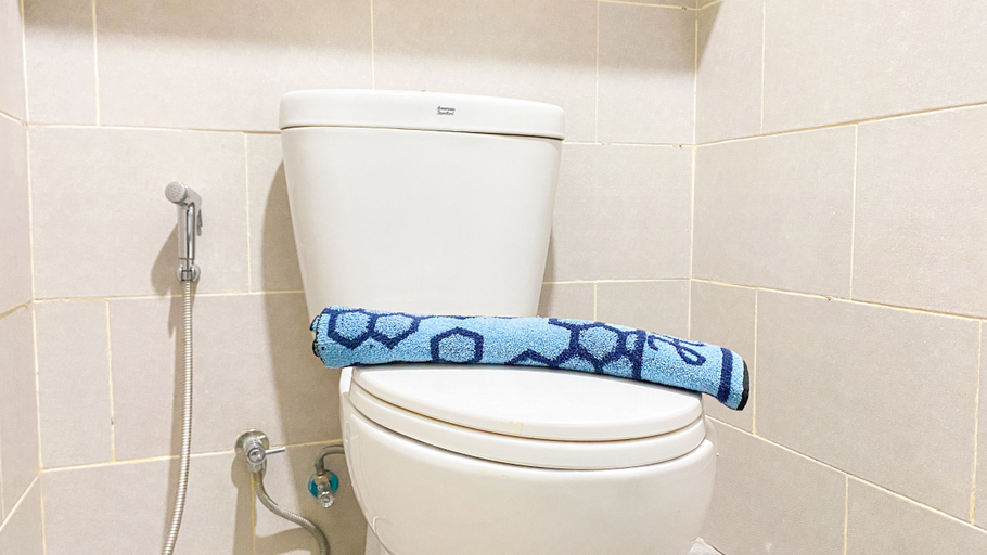 Bathroom 5, Cozy Living Studio at Samesta Mahata Serpong Apartment By Travelio, Tangerang Selatan