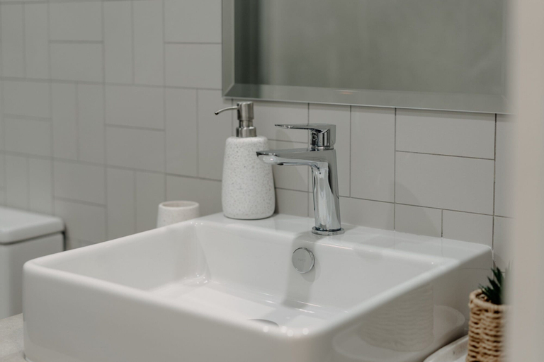 Bathroom 4, Cosy 1-bed With Pool, Gym ,parking, Canberra