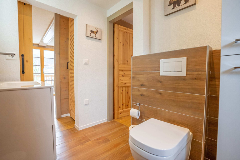 Bathroom 5, Reste Fidèle Duplex, Goms