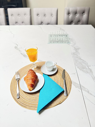 Breakfast area, Family Friendly Suite à Tourcoing, Nord
