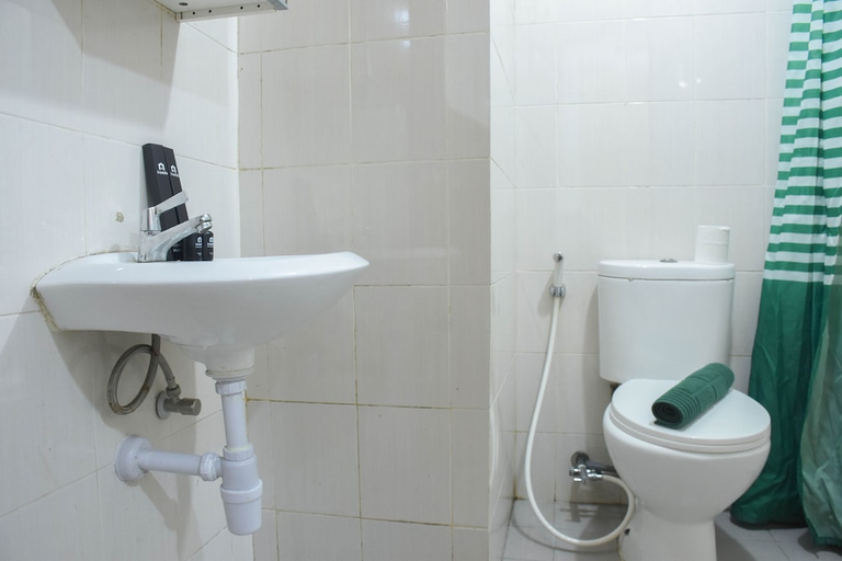 Bathroom 3, Comfort And Homey Studio At Amethyst Apartment, Jakarta Pusat