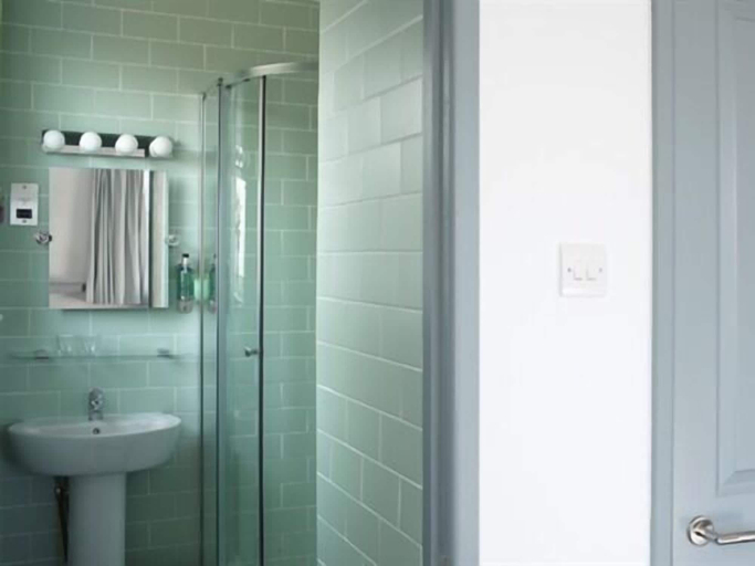 Bathroom 3, The Lerryn Hotel, Cornwall