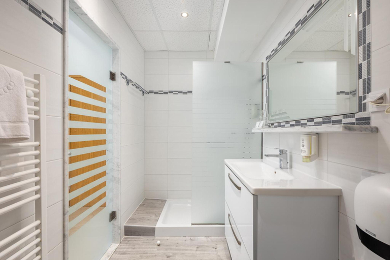 Bathroom 3, Maslinica Hedera Hotel, Labin