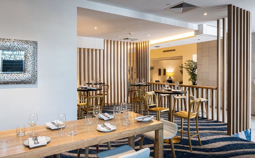 Dining 4, Modern 2-bed With Pool Access in Surfers Paradise, Gold Coast