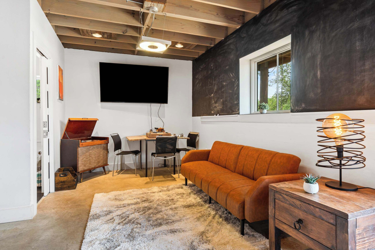 Room 4, Contemporary 3BR Country Gem Swim Spa Fire Pit, Travis