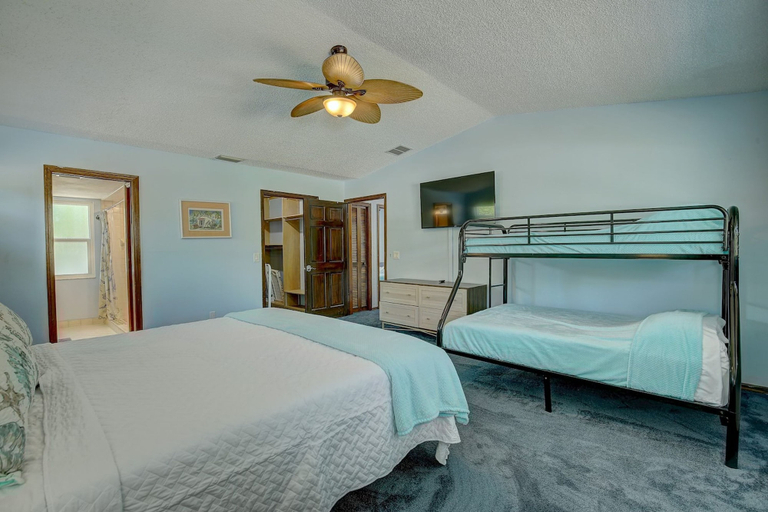 Room 5, Spacious 4 3 Retreat- Heated Pool-playroom, Pinellas