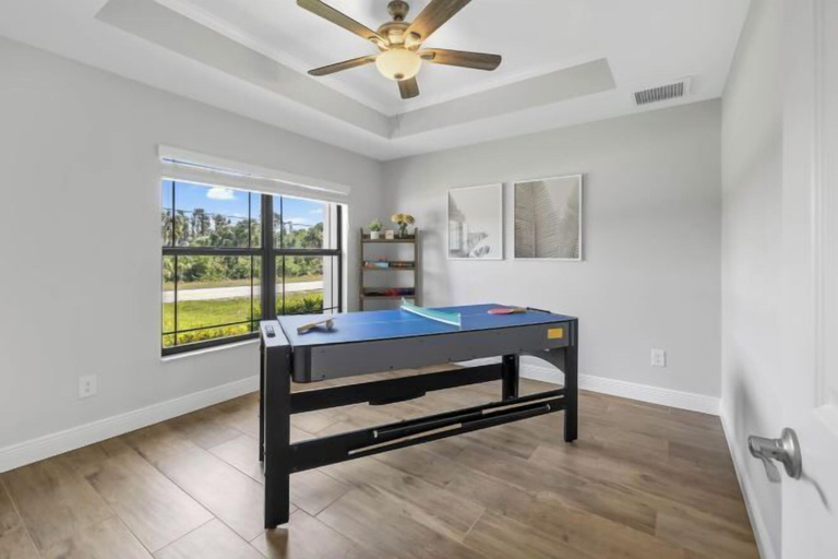 Game room, Sun Soaked, Lee