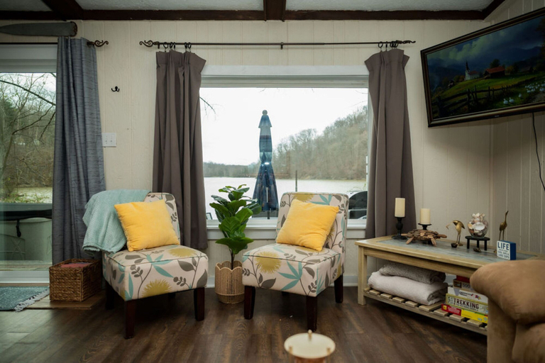 Room 3, Lake Front Cabin Peaceful hot tub and Fire pit, Morgan