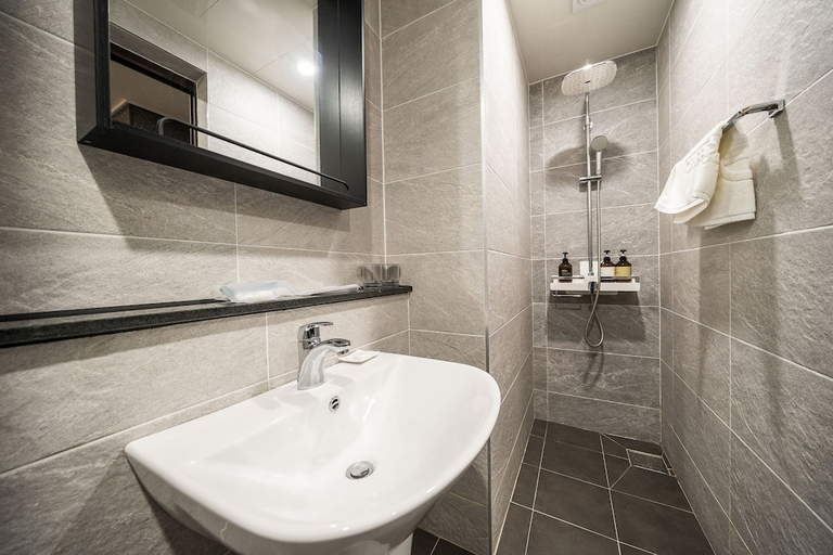 Bathroom 4, Griffin Bay Hotel