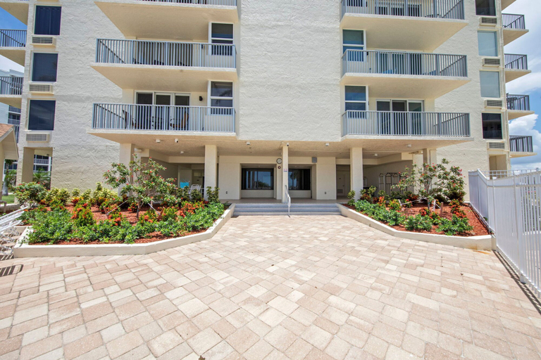 Room 2, Oceanfront Views Balcony Sunsets, Lee