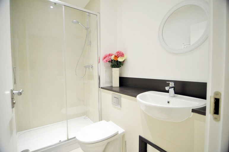 Bathroom 3, Apartment - Sleeps 5 & pets allowerd, London