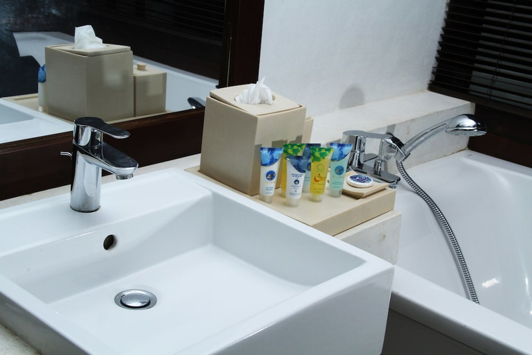 Bathroom 5, Goldi Sands Hotel Negombo, Negombo