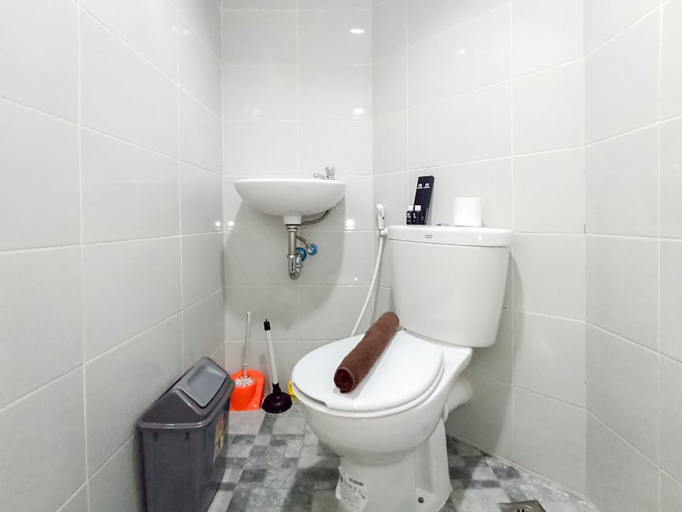 Bathroom 3, Best Deal And Homey Studio Apartment Amartha View, Semarang