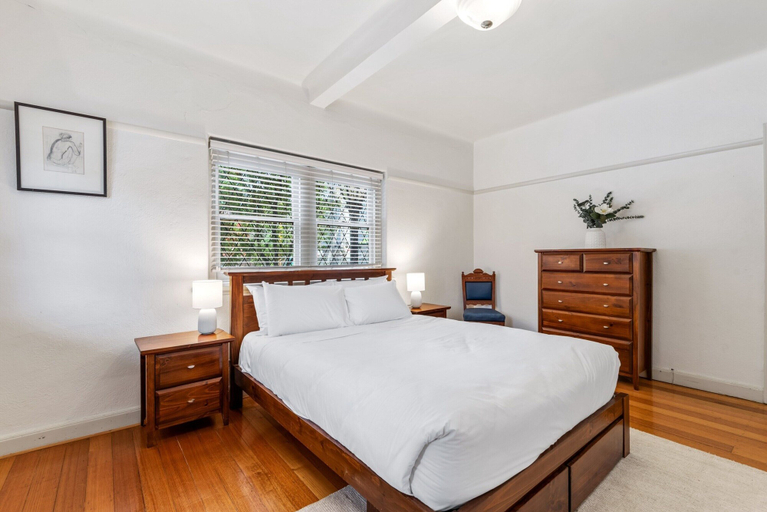 Room 4, Charming 2-bed Apartment With Fireplace & Parking, Melbourne