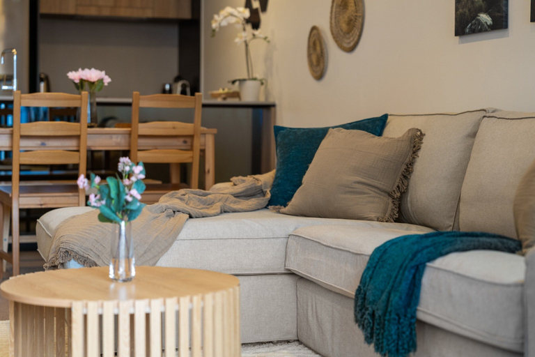 Living room 2, Spacious West End Apartment With Pool & BBQ Access, West End
