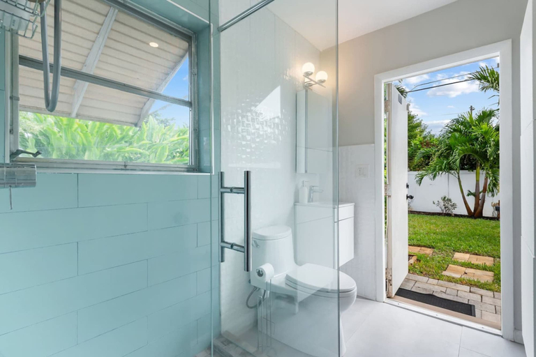 Room 3, Oasis Backyard With Heated Pool Oakland Park, Broward