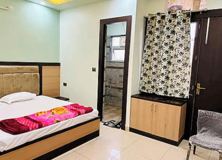 Room 5, Hotel Saraswati dhaam Near Prem Mandir, Mathura