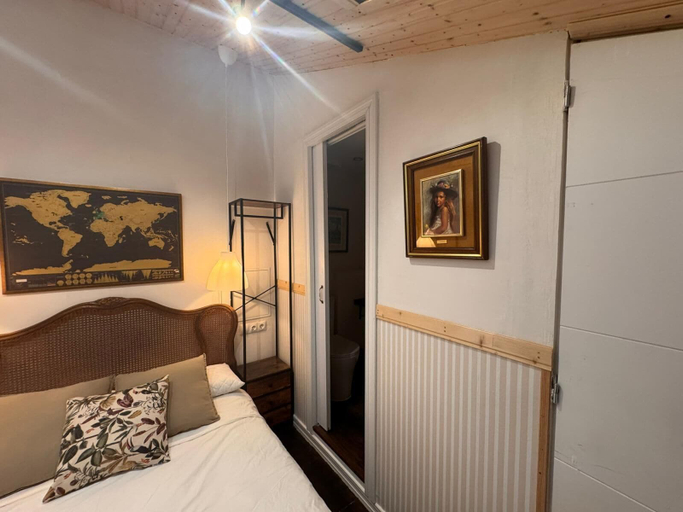 Room 5, WhatsApp, Barcelona