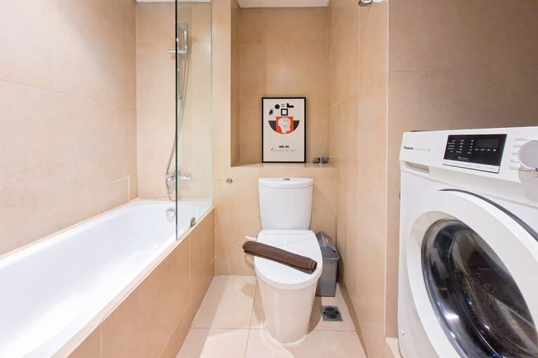 Bathroom 5, Splendid 2BR at Branz BSD City Apartment By Travelio, South Tangerang