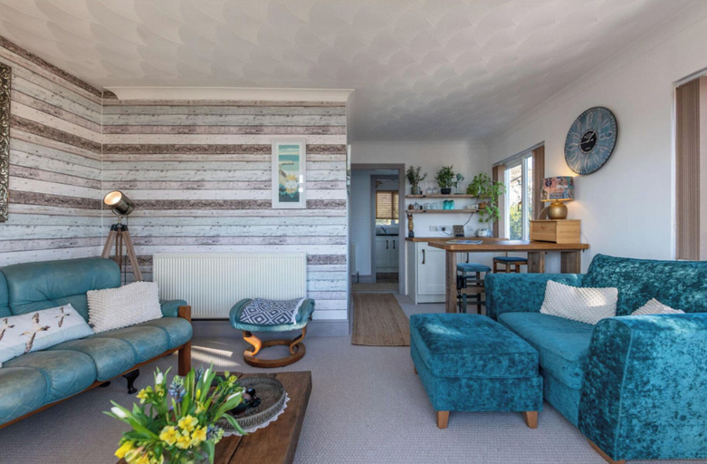 Others 5, 1 Bed Flat - Sleeps 2 - Pets - Balcony - Parking, Cornwall