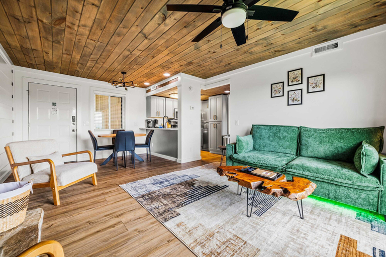 Room 2, Gatlinburg Condo King Bed Pool Mountain Views, Sevier