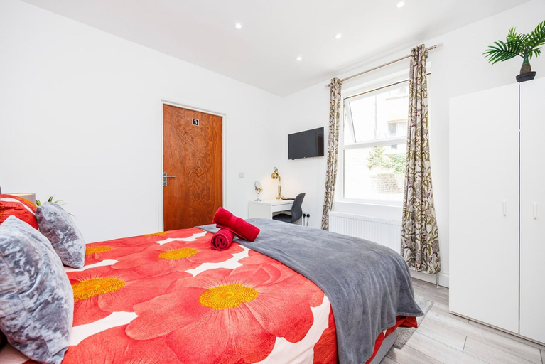 Room 2, 3 Bed 3 Bathroom Flat in Kensington A, London